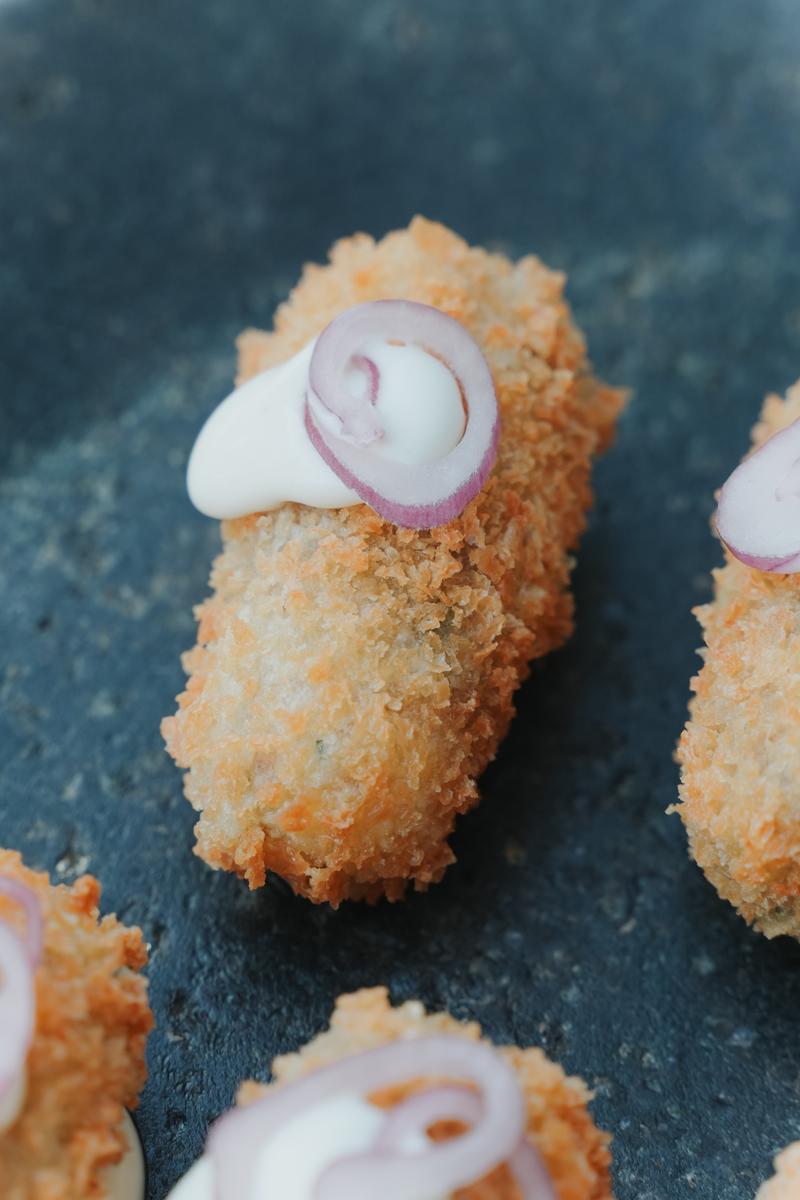 CROQUETE DE MANDIOCA COM COSTELA